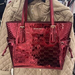 MICHAEL KORS Voyager Lg Metallic Logo Debossed EW Shoulder Tote Bag
Cherry 
NWT